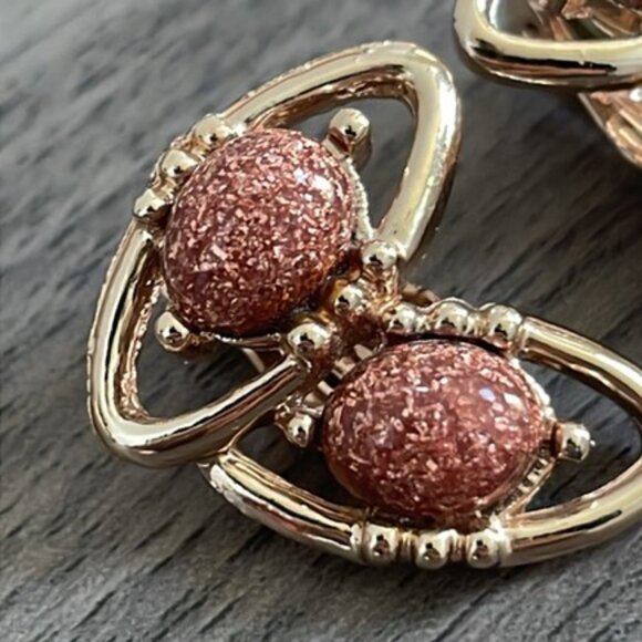 Vintage Goldstone Clip on Earrings 1960s Gold Tone Modernist Retro - Picture 2 of 4
